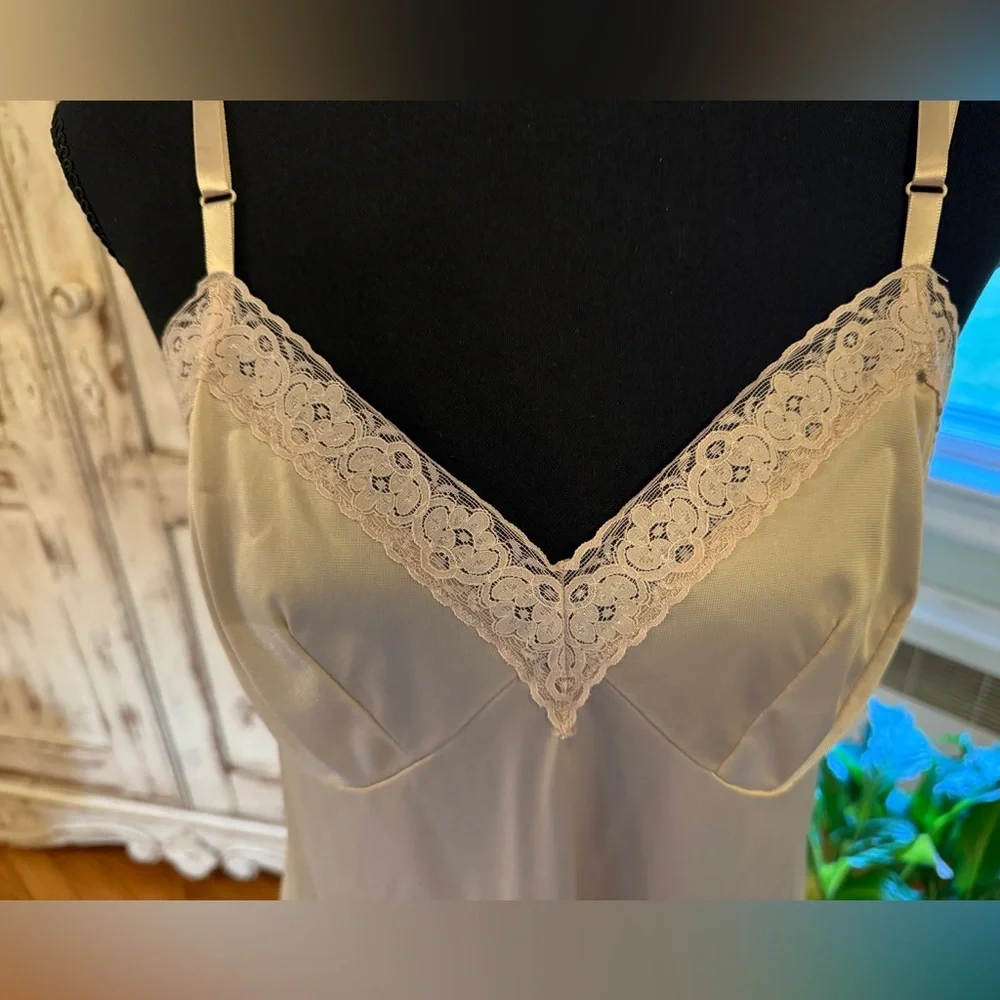 Vanity Fair full slip with lace trim. Style: everyday layers. Sz38.Classic